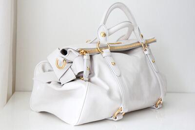 Webetrending's tweet photo. White and Gold #Yum #handbag #weLove ♥ http://t.co/l0NhBnRsrz
