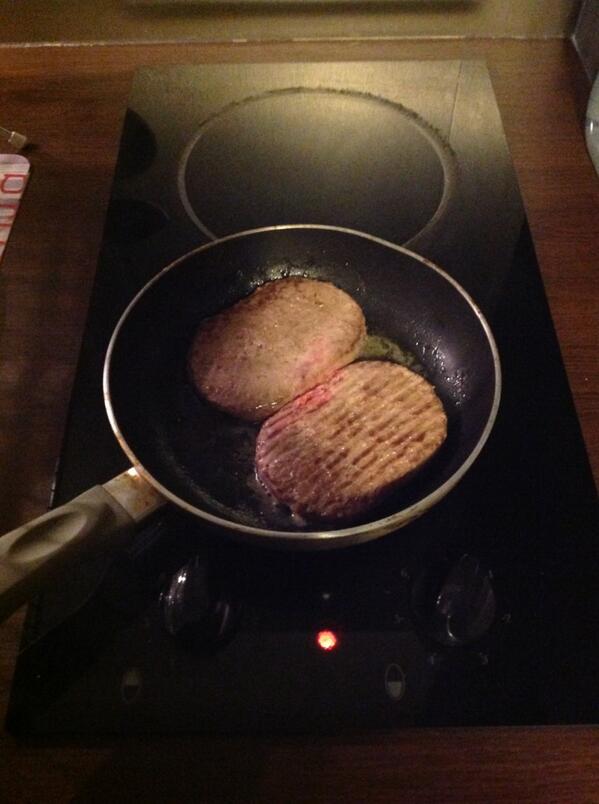 AlpekIzi's tweet photo. HMMM SHIT MONEY BITCH NIGGA !! JAYYY LA DALLLLE !!!!!!!! #swag #swagg #swaggman #escrobar #diner #steak #halal #nyc http://t.co/uXtnQFyfPF