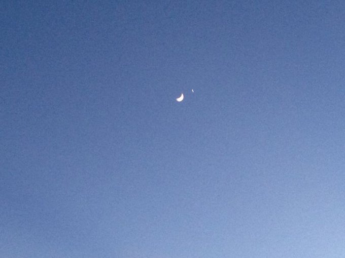 Los invito a ver el cielo ya mismo y ver  conmigo a venus y a la luna bellisimo!!! http://t.co/eAsTo<a href="/tag/20m"class="tags"><span>#20m</span></a><a href="/tag/photositgirl"class="tags"><span>#photositgirl</span></a>