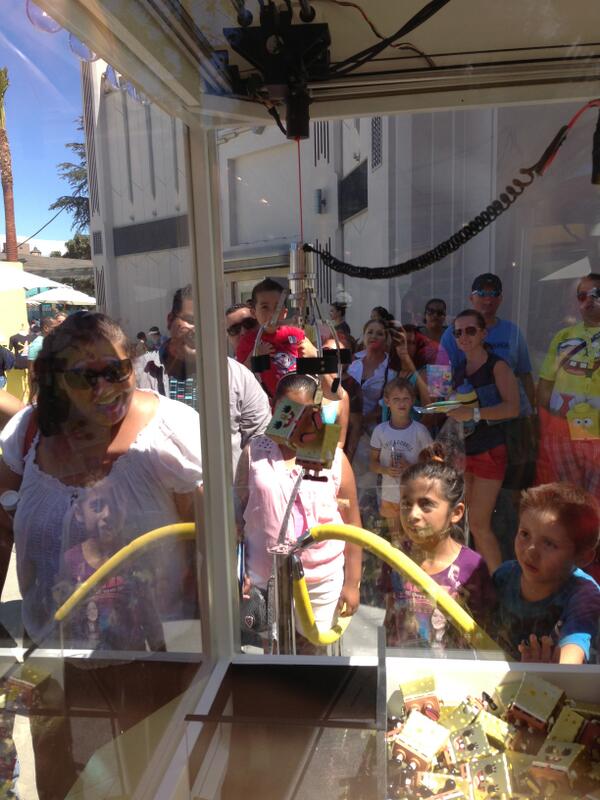 Nickelodeon's tweet image. We brought our @SpongeBob Skill Crane game to @unistudios Hollywood #Shellabration! You can win a gold SpongeBob: