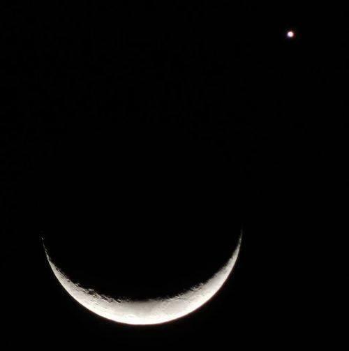 OHumordido's tweet photo. Céu está lindão, Lua e Vênus estão arrasando! http://t.co/8j98RrdLdP