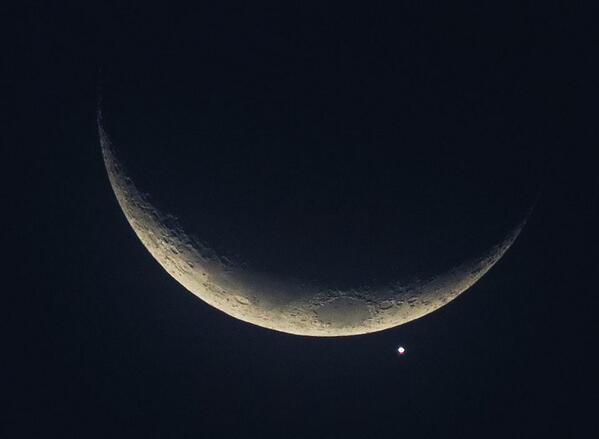 FotoEcuador's tweet photo. Segundos antes de que la luna tape a Venus #FotoEClipse http://t.co/ZhcII9MbuU