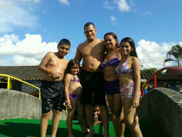 YuliDelC7's tweet photo. Family http://t.co/8pt6PdV9ys