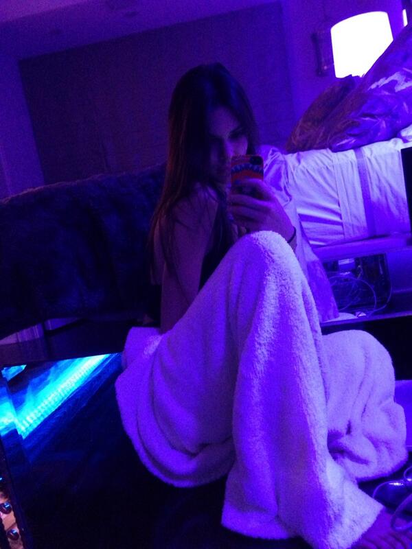 KendallJenner's tweet photo. super snugly in my blue room http://t.co/Q4Xq3FAOYO