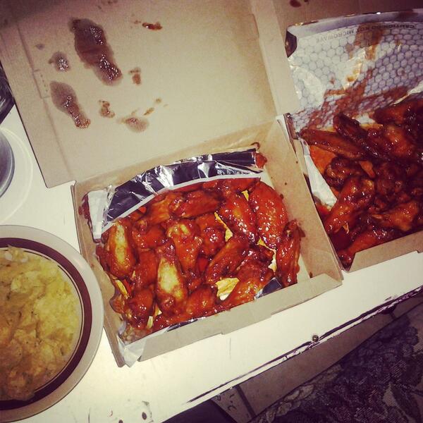 JahBoy2Real's tweet photo. Earlier watching the Game ..my bro came trough we was full http://t.co/4iDLaIPmWl