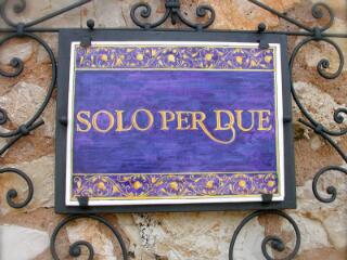 LasNoticias4T's tweet photo. #TienesQueVerlo Restaurante atiende sólo a dos personas a la vez #Vacone #Italia http://t.co/TTQR0IPHwa http://t.co/DqpXa6qEy4