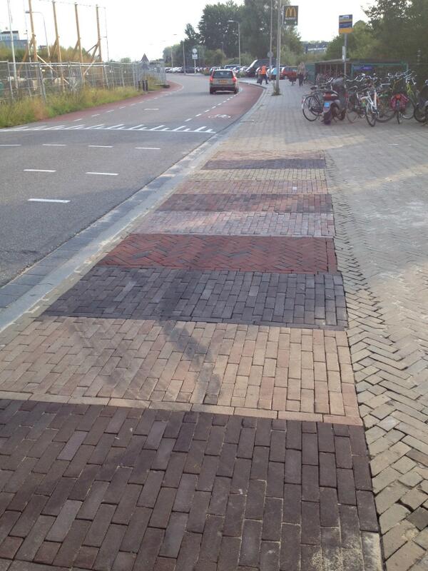 Voor NS-station proefvak met verschillende soorten bestrating voor Noorderhaven. Om na te gaan wat het beste past.