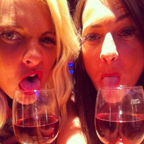 jadetrewy's tweet photo. Wine issues ! #haha #love #the #wine #drunk #twinnys @amy_trew http://t.co/1BWMw78kyQ