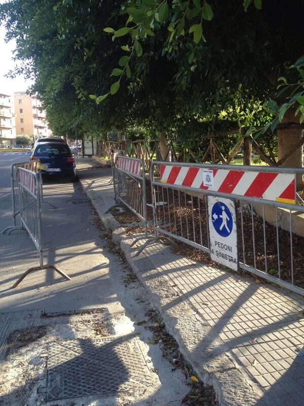 cripux's tweet photo. @massimozedda @Comune_Cagliari  questo è il marciapiede di via dell'abbazia. Sono passati più di due anni! http://t.co/KtH6O3lDWs