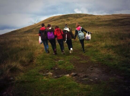 EllieJohnson_x's tweet photo. #walk #knowlhill #BestFriennds #LoveThem @Hannah_jmt @MeganR_xox @MoetGriffiths @laura1D1999 http://t.co/ApqwhJBBKB