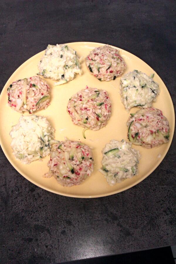 Sebastiaantenbr's tweet photo. #watetenwevandaag, courgettekoekjes met geitenkaas en krab. Heerlijk met risotto erbij. #koken #maandag http://t.co/G836z9DMLv
