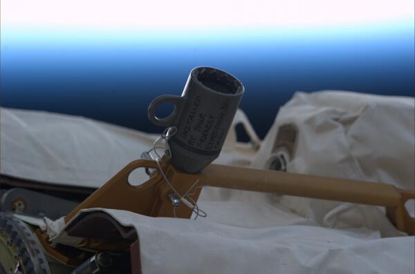 astro_luca's tweet image. Prima di installare questo permanentemente abbiamo aggiunto un messaggio…  #Exp36 #Volare
