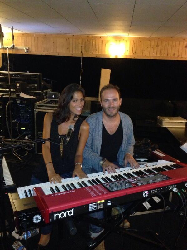 “<a href="/voixpourlespoir/">Leurs Voix pour l'Espoir</a>: Rassurez-vous ce n'est pas <a href="/lauriecholewa/">laurie cholewa</a> qui jouera du piano jeudi soir😂 #LVPLE2013 ” et pkoi pas😜