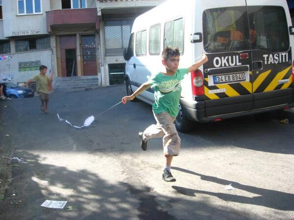 Uçurtma uçurmayı çok sever benim kardeşim.