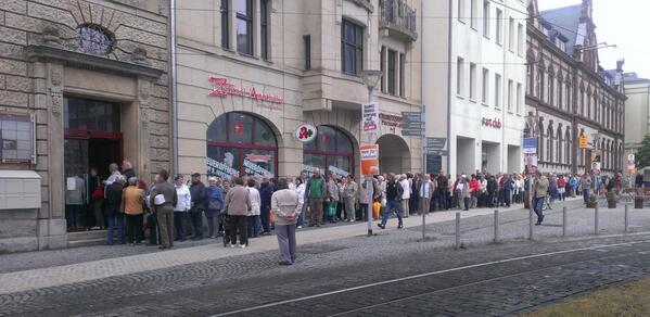 500 Menschen warteten heute Morgen in einer 200 Meter langen Schlange – auf einen Termin bei einem Augenarzt in #Gera