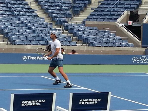 Ya en el club....1:40 pm de NY y <a href="/RafaelNadal/">Rafa Nadal</a> practicando.