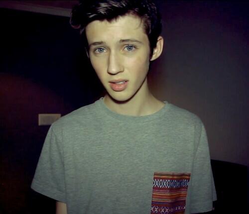 TheHotLads's tweet photo. RT for Troye Sivan http://t.co/sEPYsJhACR