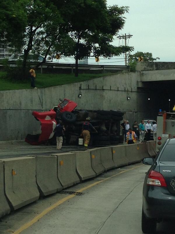micastillolopez's tweet photo. Camion volcado corredor sur @Traficologo @tvnnoticias http://t.co/GM2gS8wv4y
