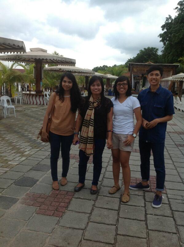 pict bareng keluarga tanpa si abah yg lagi di lkarimun. hehe :D, via pizap.com