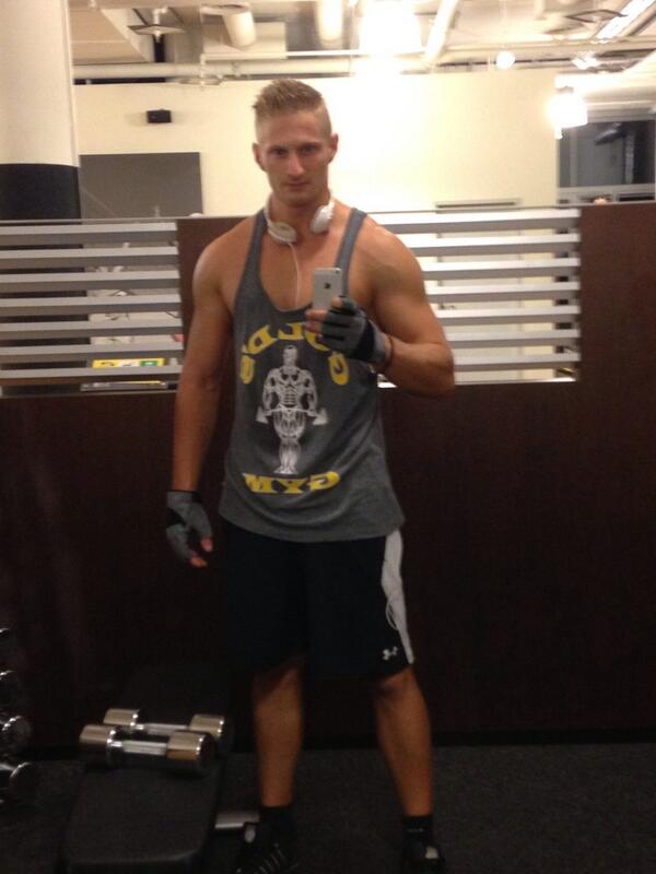 OfficialDonD's tweet photo. #goldsgym ..late night workout http://t.co/gQZRCRIYKc