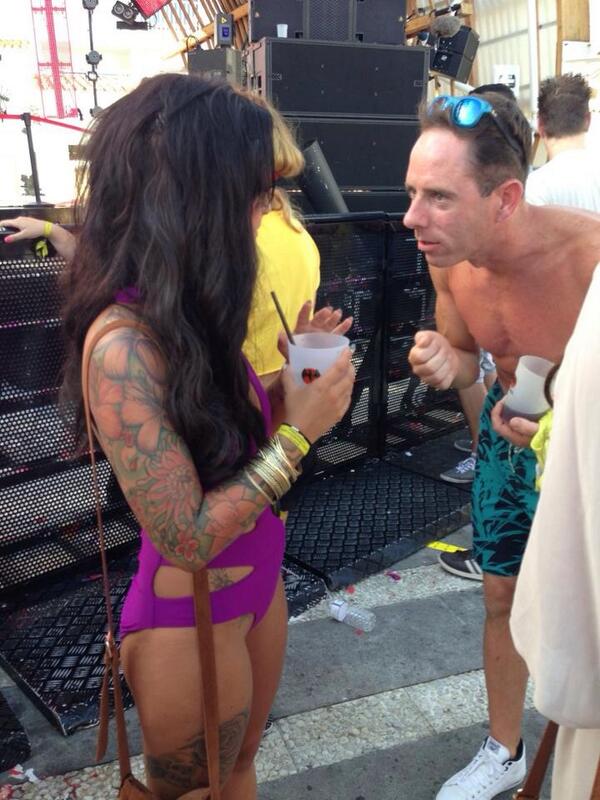 nikkitahillx's tweet image. Me and my best mate in Ibiza 😂😂😂 #radio1 #cleanoff