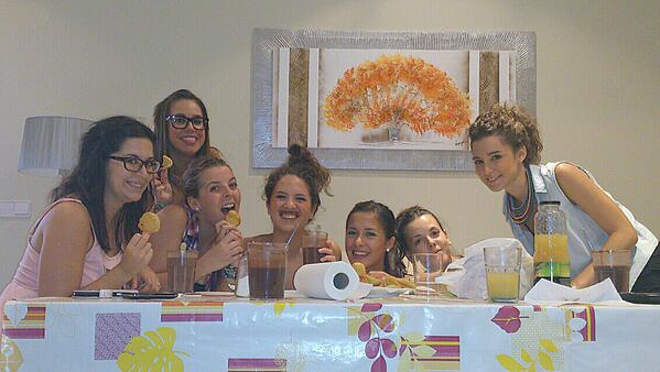 almudena_mrtnz's tweet photo. Merendola en @PatriciaRPZ 's House! @Mariakiya @camargo_laury @tamara_garper @Fanini19 #sopaipas #chocolate #ricorico http://t.co/dDlwl99Fmc