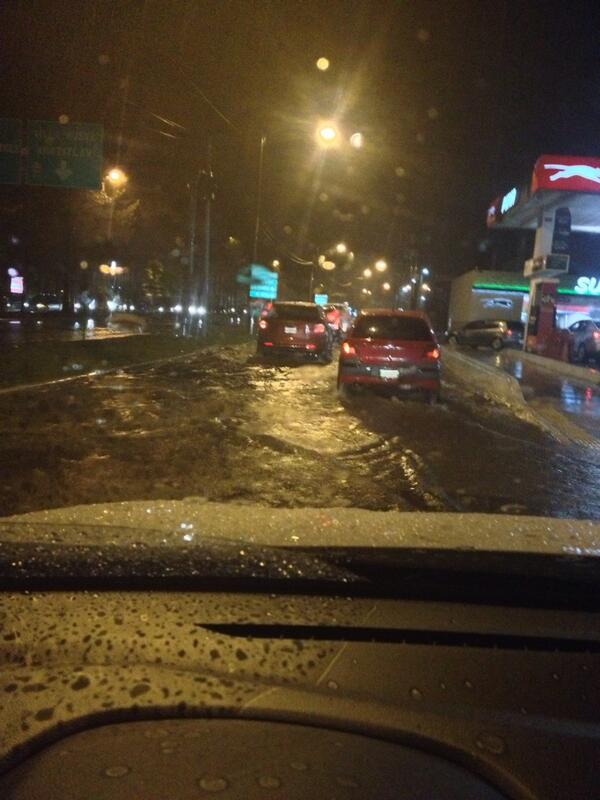 EmisorasUnidas's tweet photo. #OyentesEU reportan @rrudolf2: "El Periférico inundado antes de Novicentro, en ambos carriles" http://t.co/Ee9FC0BY7P.