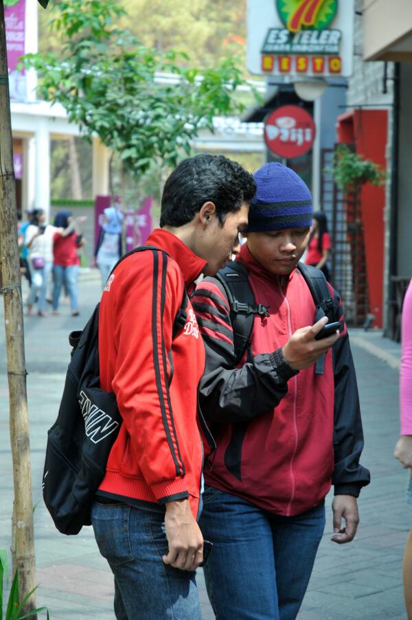 LensaSTBA's tweet photo. mereka sangat serius sekali ya dalam berdiskusi trik "focus" mengambil gambar menggunakan handphone @ArchieDipta77 http://t.co/eIhAKi61Yf