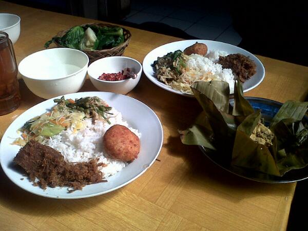 JohanPreneur's tweet photo. Yup,first destination makanan legenda sunda 'Bu Eha" http://t.co/KcZEvSWJQr
