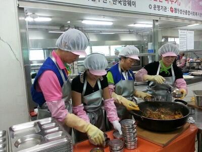 2013. 9. 10일(화) 09:30부터 용지동바르게살기운동 회원들께서 성산복지관에서 주방봉사 중 입니다.