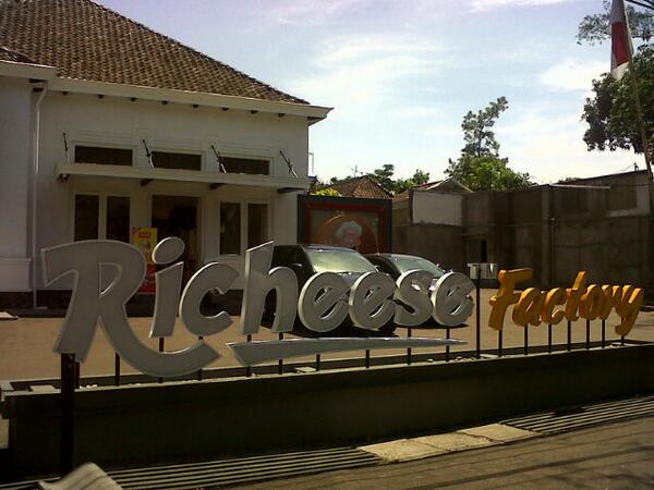 JohanPreneur's tweet photo. Yes,nyemil sblm siang http://t.co/PsWQUVVVqD