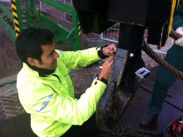MaikeHVNL's tweet image. We hangen een go-pro camera aan de haak vd hijskraan voor een mooi shot #legermuseum #hvnl