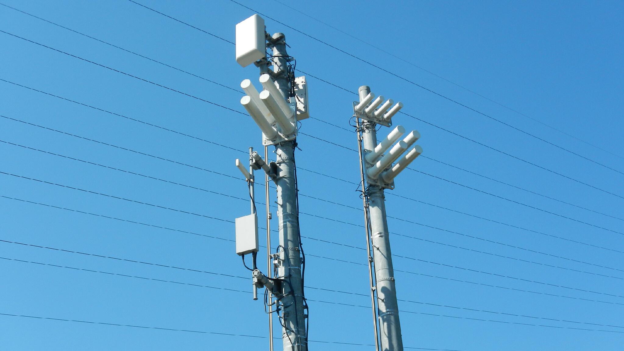 携帯電話基地局沼bot 電測組 On Twitter 新幹線のトンネル用に設置してある 公益社団法人移動通信基盤整備協会の基地局 Auとソフトバンクとemのアンテナ かっこいいｗ Https T Co Wtwbnoctxg