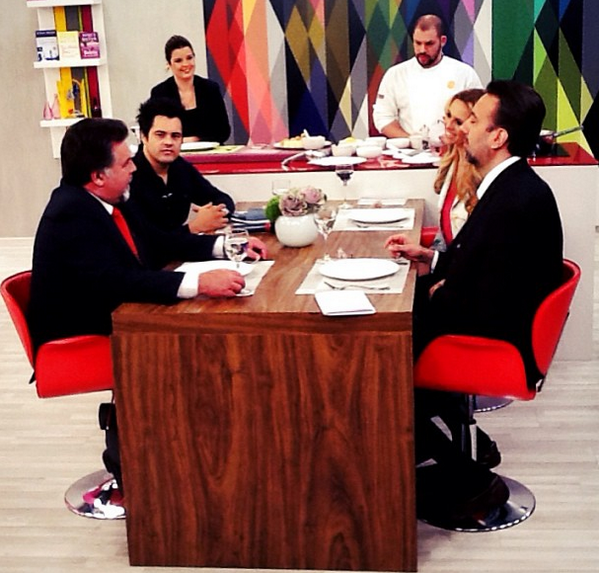 DeBemComAVidaTV's tweet photo. Debate a mesa: O que leva as pessoas a se suicidarem? Especialistas debatem sobre o assunto. http://t.co/6dGcoN9iGX