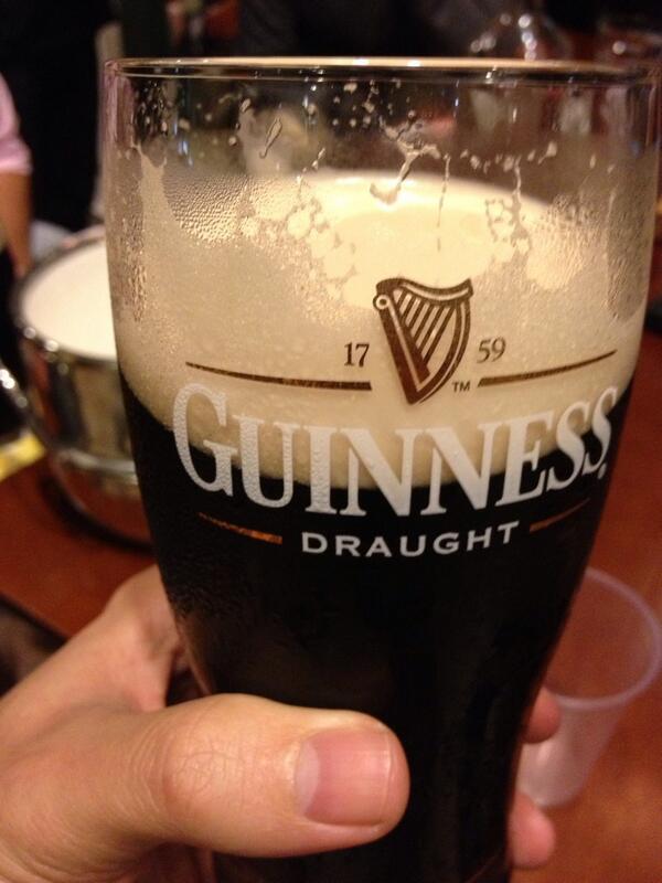 Hoje tem happy hour de "chopp" Guinness [bebe 3 - paga 2] e Vedett White Plugada !