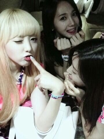 chHELLOVENUS tweet picture