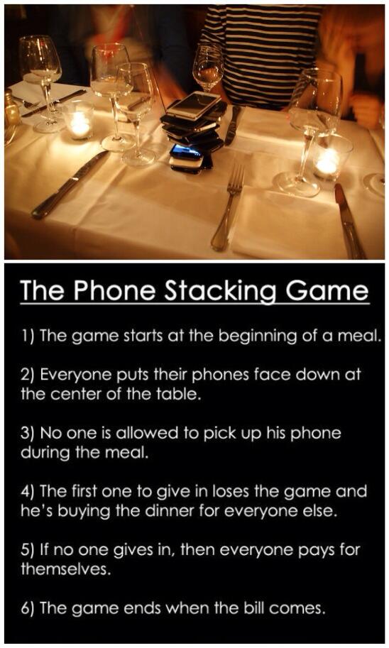 최근 미국에서 유행하고 있는 'Phone Stack Game'. 식사중 쌓아놓은 폰을 가장 먼저 만지는 사람이 음식값을 내는 것으로 한국에서도 필요할 것 같음.