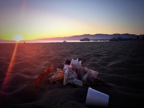 GranitoSM's tweet photo. Every day is #coastalcleanupday #SantaMonica #beach #thinkbeforeyoutrash http://t.co/aiRgBN7NhK