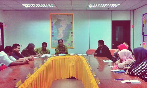 ct_Sincerity's tweet photo. Mesyuarat Pengarah Rela Negeri Kedah Tuan @Romli_PG  bersama kakitangan di Pejabat Rela Kedah @RELAKEDAH @KP_RELA http://t.co/PzsYmwv8C4