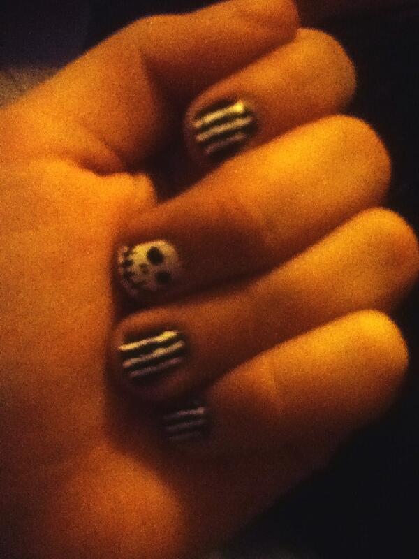 Lainey6_10's tweet photo. I attempted jack skellinton themed nails...kinda a win/fail 😝 #Brofist 👊 http://t.co/d2ZwKDQOKD
