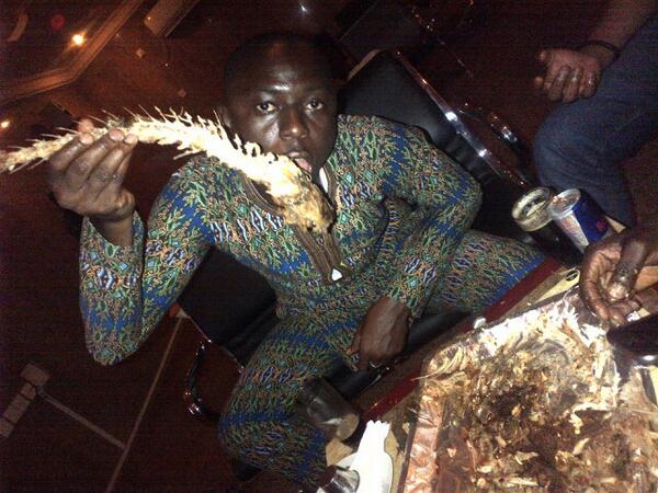 Profosa's tweet image. Dealing wif da bone