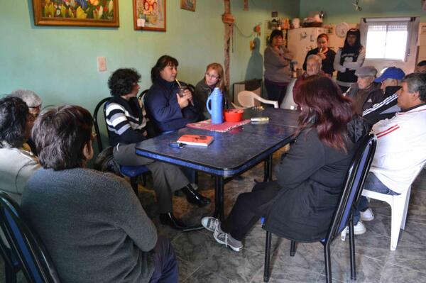 PitulucyLuca's tweet photo. DE CAMPAÑA EN TERRITORIO.Reunión con vecinos del barrio Libertad. GRACIAS FLOR POR BRINDARNOS TU CASA para la ocasión http://t.co/pozQSLWFCG