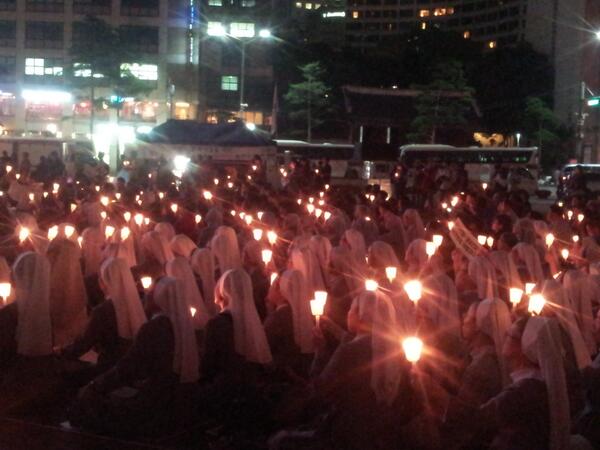 skymanhan's tweet photo. 성스러운 정의의 불빛! RT "@muhang44: “@jinbo27: 지금 서울광장에는 수녀님들의 아름다운 촛불이 타오르고 있습니다! http://t.co/j8od57w7lc”"