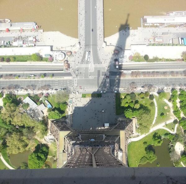 NaturPictures's tweet photo. Desde lo alto de la Torre Eiffel. Qué vértigo!! http://t.co/FFkZPv1Hq7