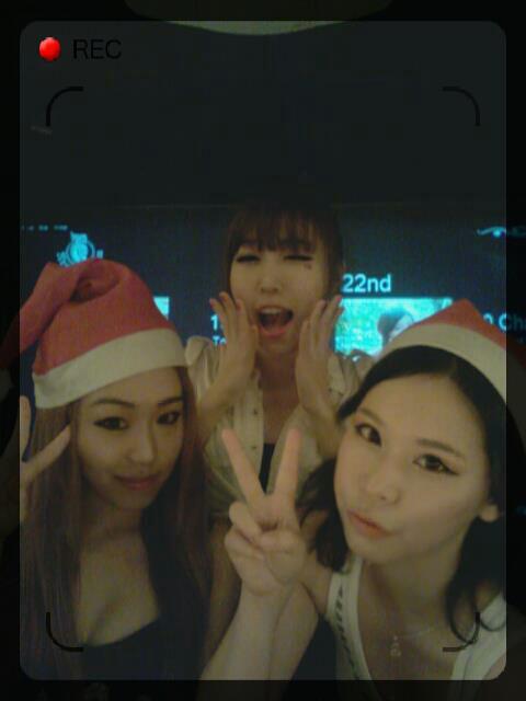WaveyaOfficial's tweet photo. Thank you  
Malaysia에서 공연하고있어요^^ 
장미받았어요o(^-^)o Ari♥ @Hyang_Waveya @WaveyaAri_ http://t.co/TT7U0qQCD3