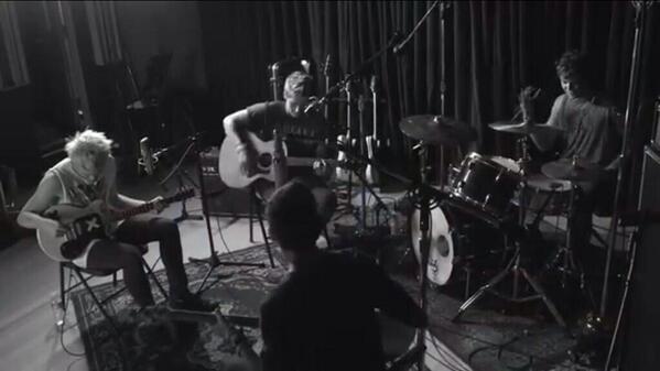 #Defiantly RT “<a href="/TEENSHET/">kayla</a>: REMINDED ME OF LITTLE THINGS NOW IM DEFIANTLY CRYING ”