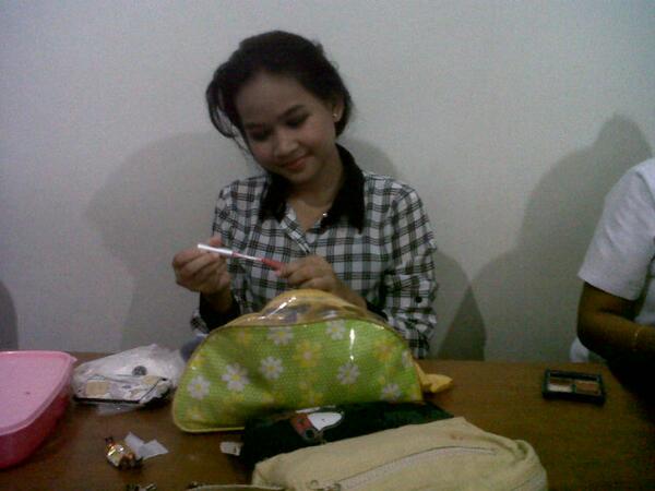Nen <a href="/dhay_ay/">dhara keumala putri</a> lagi makeup