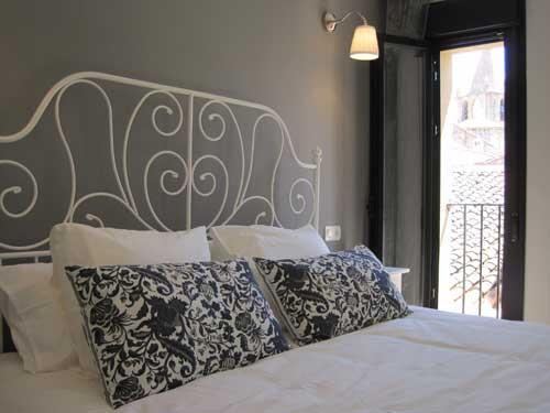 _encanto_'s tweet photo. The Arcos Master bedroom with a view of Santiago Church http://t.co/AsVtM9Rrpd