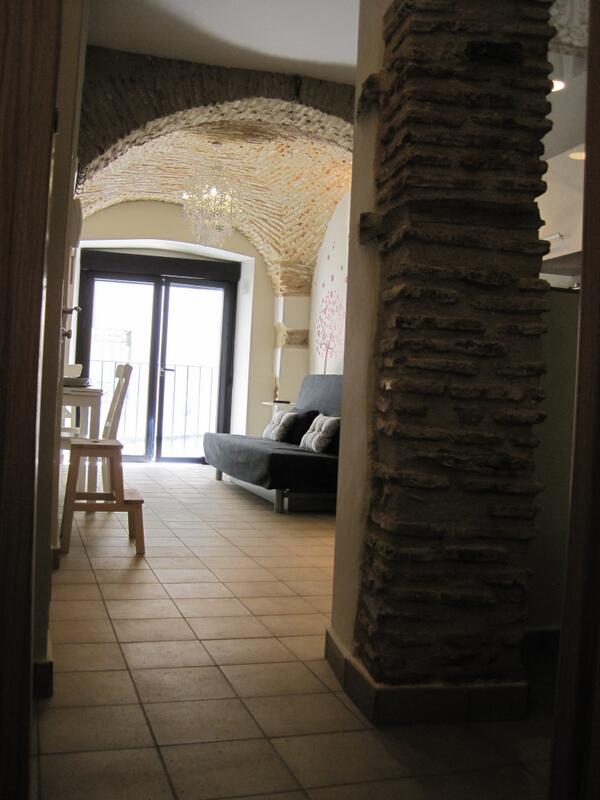 _encanto_'s tweet photo. La Bóveda, groin vaults, canon vaults, exposed brick pillars all make this apartment that extra special. http://t.co/Y5CiQw0bPb