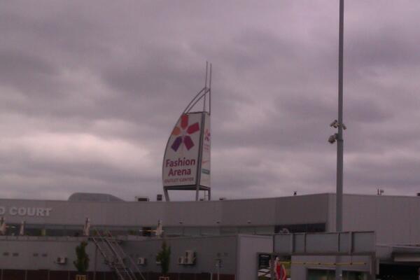 Anahr92's tweet photo. @BeatriizBG @Maria_Loba_  Fashion Arena Outlet = te arruinas ... Lo que nos faltaba http://t.co/GxxgnI0Mnx